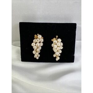 VTG AVON Faux cream Pearls "Grapes" cluster Goldtone Leaves Dangle Post Earrings